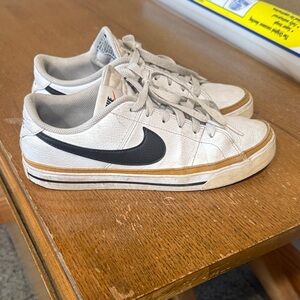 Nike White and Black Sneakers